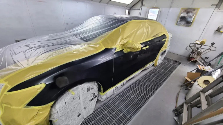 塗装ブースでマスキングされた車
