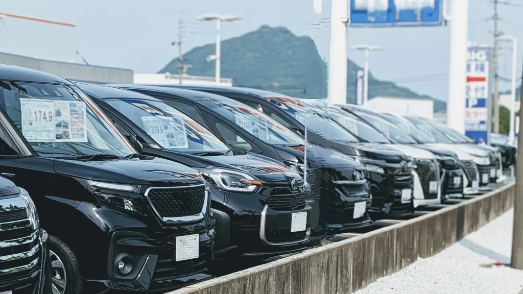 中古車展示場に並ぶ車