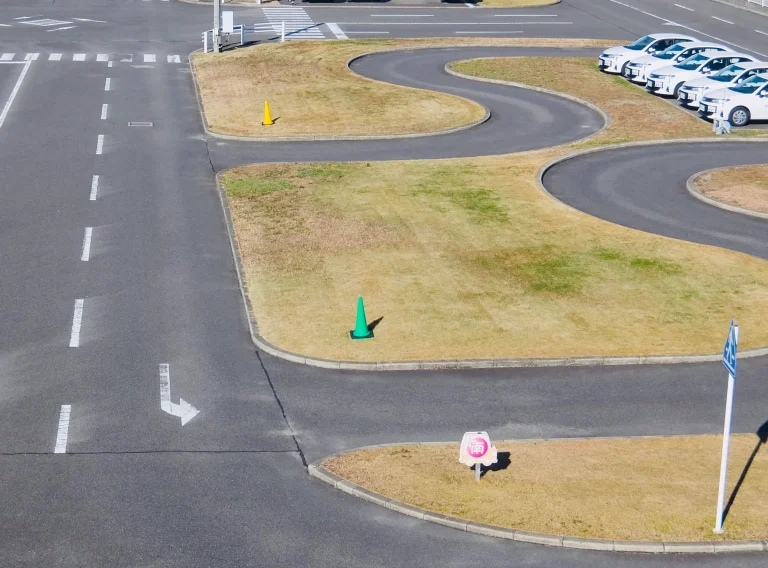 上から見た自動車学校の教習コースと教習車
