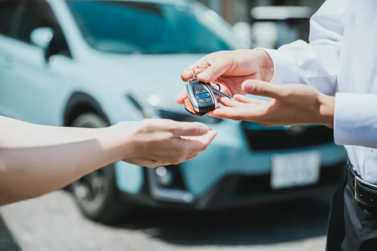 車の鍵を受け渡す手元