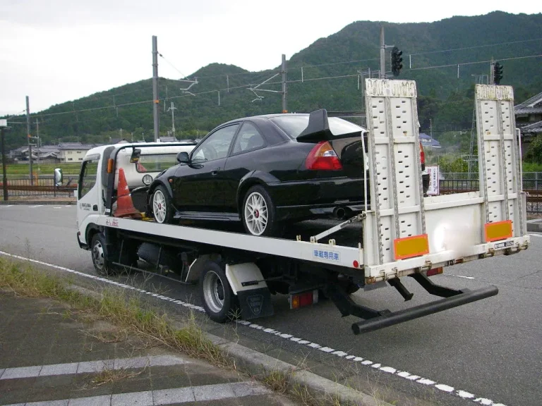 故障車を運ぶ積載車
